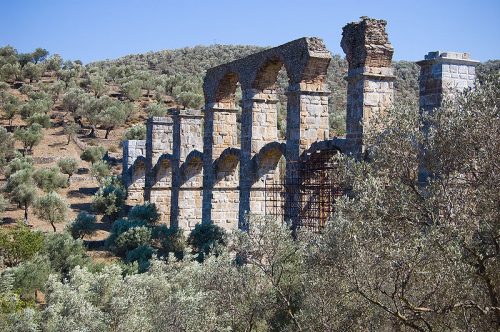 800px-roman-aqueduct-in-mytilini-lesbos-greece.jpg