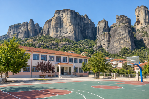 Σχολείο-κάτω-από-τους-Βράχους-των-Μετεώρων